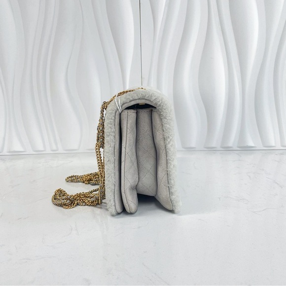 CHANEL Shearling CC Chain Flap Bag Grey Gold Hardware - Picture 4 of 16